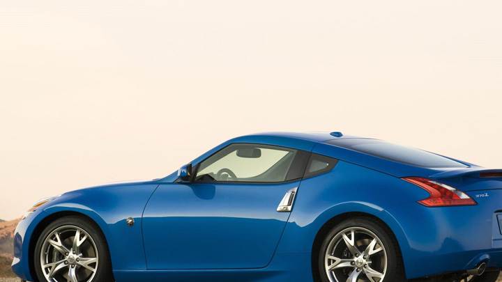 Nissan 370Z In Blue Side Pose